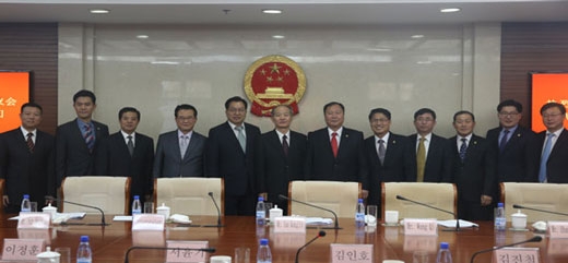 중국을 방문 중인 김인호 부의장(왼쪽 일곱번째) 등 서울시의회 대표단이 최근 베이징시 인민대표대회 의원들과 간담회를 갖고 기념촬영을 하고 있다.   사진 서울시의회 제공.