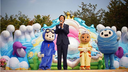 남창진 서울시의원이 지난 16일 송파구 다목적 경기장에서 열린  ‘2015년 송파구 가정어린이집연합회 한마음 가을운동회’에서 축사를 하고 있다.  사진 서울시의회 제공.