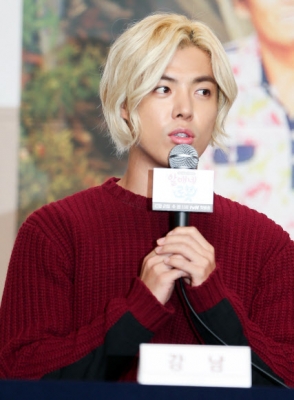 인사하는 로봇센터장 강남