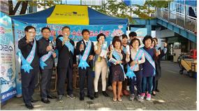 김광수 서울시의원(왼쪽 네번째)이 15일 북부수도사업소 ‘1일 현장 수도사업소장’으로 위촉돼, 노원구 상계동 벽산아파트에서 관계자들과 아리수를 홍보하며 기념촬영을 하고 있다.  사진 서울시의회 제공.