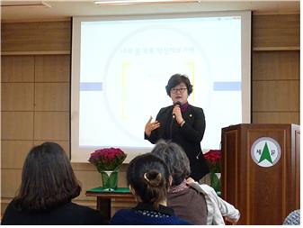 서울시의회 보건복지위원회 김영한(새정치민주연합, 송파5) 부위원장이 15일 송파구 오금동 세륜중학교 진학설명회 및 학부모 연수에 강사로 초빙돼 강의하고 있다.  사진 서울시의회 제공.