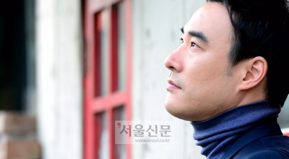 배성우는 가슴에 품고 있는 연극·뮤지컬 작품으로 대학로 첫 주연작인 ‘의형제’, 다섯 번이나 무대에 오른 ‘클로저’, 조정석과 호흡한 ‘트루 웨스트’ 등을 하나하나 곱씹다가 ‘이제는 애처가’(2013) 이야기가 나오자 눈을 빛냈다. 여러 선배와 함께 펑펑 울며 연기했다는 그에게서 천생 배우가 느껴졌다. 강성남 선임기자 snk@seoul.co.kr