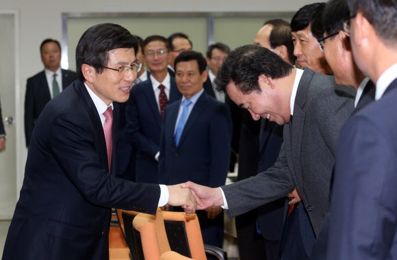 규제개혁점검회의서 이낙연 전남도지사와 악수하는 황 총리