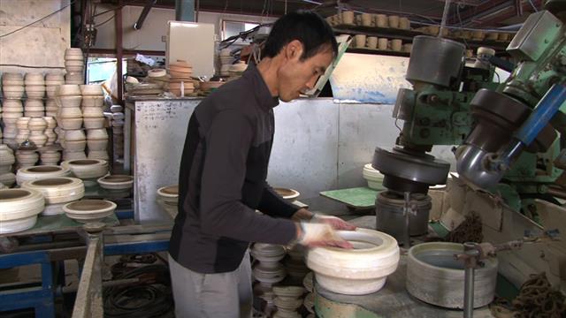 ‘곱돌’ 뚝배기 만들려 매일 100㎏ 돌 다루는 장인들 | 연예 | 방송