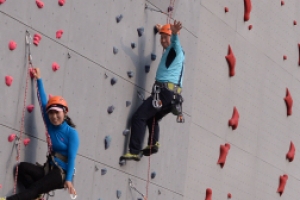 “구민들이 탈 암벽, 먼저 직접 올라봐야죠”