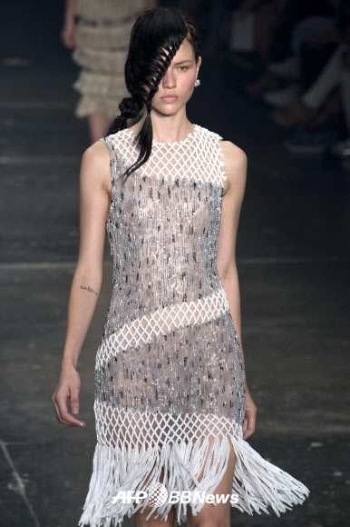 20일(현지시간) 브라질 상파울루 패션 위크 2016 겨울 콜렉션에서 PatBo의 작품을 모델이 선보이고 있다. ⓒ AFPBBNews=News1