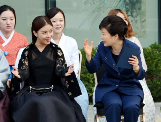 박근혜 대통령이 21일 오후 청와대 사랑채에서 열린 한복 특별전에 한복 패션쇼를  관람 하며 배우 하지원과 이야기를 하고 있다.<br>안주영 기자 jya@seoul.co.kr