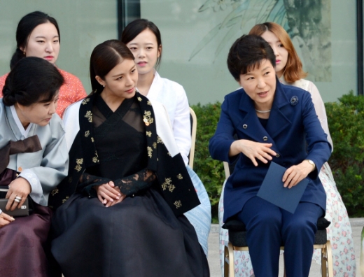 박근혜 대통령이 21일 오후 청와대 사랑채에서 열린 한복 특별전에 한복 패션쇼를  관람 하며 배우 하지원과 이야기를 하고 있다.<br>안주영 기자 jya@seoul.co.kr