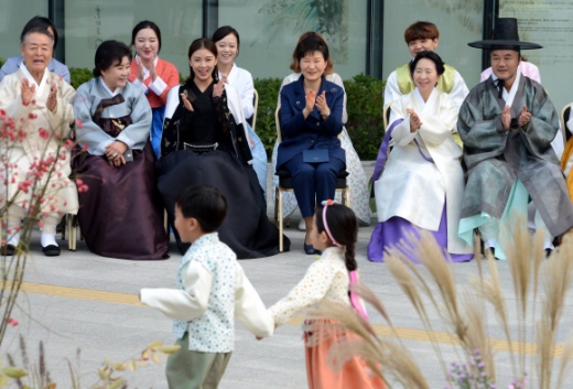 박근혜 대통령이 21일 오후 청와대 사랑채에서 열린 한복 특별전에 한복 패션쇼를  관람 하고 있다.<br>안주영 기자 jya@seoul.co.kr