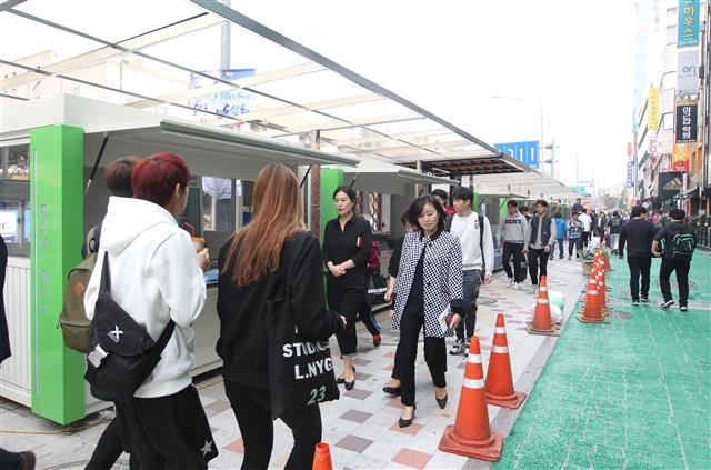 21일 서울 동작구 노량진 거리가게 특화거리의 마무리 공사가 진행되는 가운데 많은 행인들이 지나고 있다. 