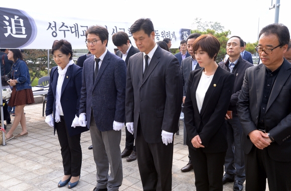 정원오(왼쪽 두 번째) 성동구청장이 ‘성수대교 붕괴 21주년’을 맞아 21일 성수대교 북단IC 주변에 있는 위령탑에서 열린 합동 위령제에 참석해 유족들과 함께 묵념하고 있다. 이언탁 기자 utl@seoul.co.kr