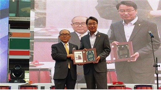 김선갑 서울시의원(오른쪽)이 20일 광진구청 앞 구의동 먹자골목에서 열린 ‘미가로 맛의 거리 축제’에서 축제 추진위원회로부터 감사패를 받고 있다.  사진 서울시의회 제공.