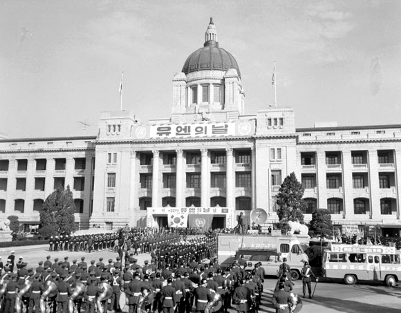 행정자치부 국가기록원이 유엔 창설 70주년인 24일을 앞두고 1950년대 이후 유엔 관련 기록물을 누리집을 통해 23일부터 공개한다. 사진은 1967년 제22주년 유엔의 날 기념식 장면. 행정자치부 제공