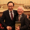 MB, 호찌민 시장에게 자서전 선물