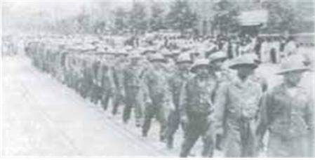 1945년 9월 16일 처음 선발된 한국인 경찰관 중 177명이 임관 뒤 서울 도심을 행진하고 있다.  경찰청 제공