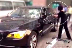 [주간 핫 영상] 남편 불륜 목격한 여성  ‘분노의 망치질’