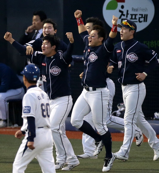 24일 오후 경남 창원시 마산야구장에서 열린 2015 프로야구 플레이오프 NC와 두산 5차전 경기. 4대 6으로 한국시리즈 진출을 확정지은 두산 선수들이 더그아웃에서 기뻐하며 마운드로 뛰어 나오고 있다. 연합뉴스