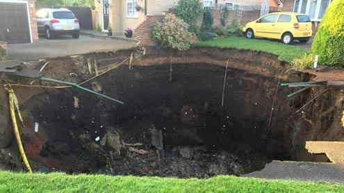 지난 1일 영국 동남부 세인트올번스의 한 주택가에서 발견된 지름 20m, 깊이 10m의 거대한 싱크홀. 세인트올번스시 제공
