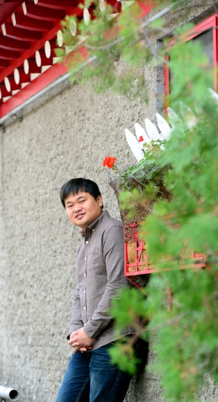 권오광 감독이 ‘돌연변이’에 이름으로 카메오(?) 출연한다. 기아 극복이라는 변 박사의 원대한 꿈을 찌부러뜨리며 “사람들의 욕망을 탓하라”고 일갈하는 재벌 회장(명계남)의 회사가 바로 ‘오광’ 그룹이다. 시나리오를 쓰며 재벌 이름을 고민하자 한국예술종합학교 영상원 은사인 이창동 감독이 한마디 던졌다고. “그냥 니 이름으로 해. 웃기잖아.” 참고로 생선 인간 박구의 이름은 인디 밴드 ‘9와 숫자들’ 음악을 듣다가 짓게 됐다고 한다. 강성남 선임기자 snk@seoul.co.kr