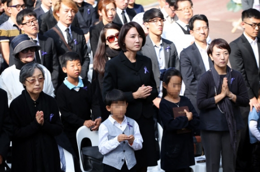 25일 오후 경기도 안성시 유토피아 추모관에서 열린 ‘신해철 1주기 추모식 및 봉안식’에서 추모 미사가 진행되고 있다. <br>연합뉴스