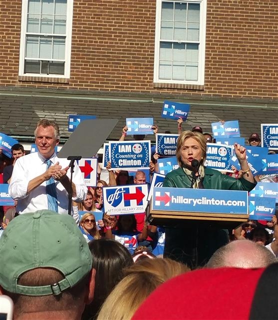 힐러리 클린턴(오른쪽) 미국 민주당 대선 경선 후보가 23일(현지시간) 버지니아주 알렉산드리아 마켓 스퀘어 광장에서 스폰서 테리 매콜리프(왼쪽) 버지니아 주지사와 함께 연설을 하고 있다.