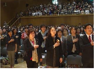 23일 서울시청에서 열린 ‘2015년 보육인의 날’ 행사에 참석한 김영한 서울시의회 보건복지위원회 부위원장(앞줄 맨 왼쪽)이 국민의례를 하고 있다. 옆은 장우윤 서울시의원. 사진 서울시의회 제공.