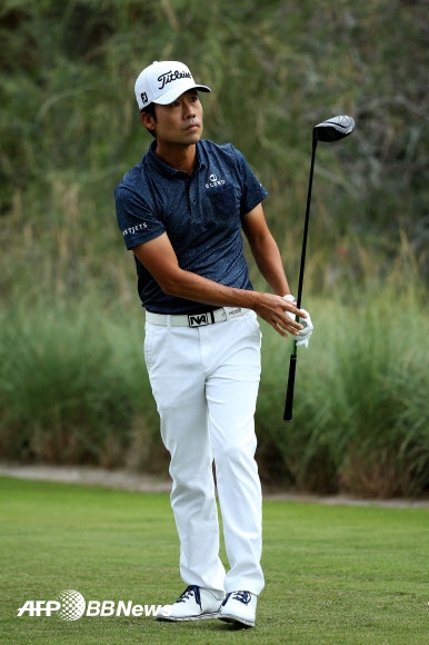 Kevin Na plays his shot from the third tee during the final round of the Shriners Hospitals For Children Open on October 25, 2015 at TPC Summerlin in Las Vegas, Nevada.