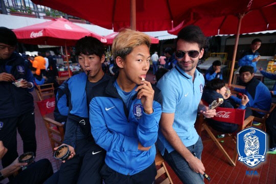 17세 이하(U-17) 한국대표팀의 이승우(가운데)가 25일 칠레 라세네라 시내에서 동료들과 아이스크림을 입에 물고 여유로운 표정을 짓고 있다. 16강행을 확정 지은 한국대표팀은 이날 현지 관광지들을 돌아보며 휴식을 취했다.  대한축구협회 제공