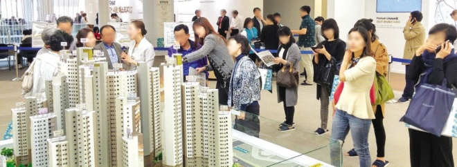 지난 주말 문을 연 서울 강남구 서초동 ‘래미안 서초 에스티지S’ 아파트 견본주택에서 방문객들이 단지 모형을 살펴보고 있다.  삼성물산 제공 