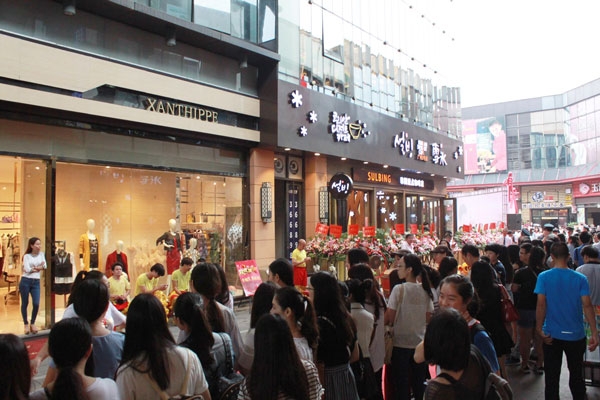 지난 25일 중국 광둥성 완다플라자에 문을 연 설빙 광둥성 2호점 앞에서 현지 고객들이 가게에 입장하려 줄을 서고 있다.