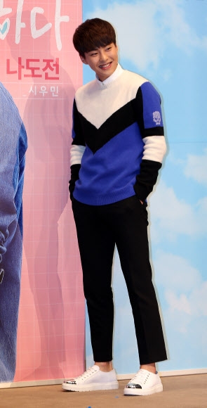 포즈 취하는 엑소(EXO)의 시우민