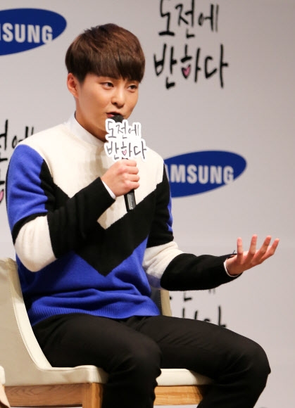 질문에 답하는 엑소(EXO)의 시우민