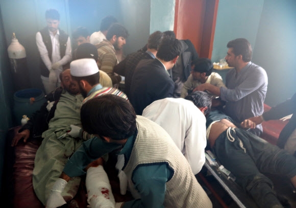 아프가니스탄 북동부 힌두쿠시 산악 지역에서 규모 7.5의 강진이 발생한 26일 파키스탄 스와트밸리 밍고라 지역 병원에 부상자들이 호송되고 있다. 밍고라 AP 연합뉴스
