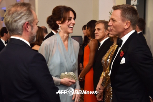 26일(현지시간) 영국 런더 로얄 알버트홀에서 열린 영화 ‘007 스펙터(Spectre)’ 시사회에서 케이트 미들턴 왕세손비(왼쪽 두번째)와 배우 다니엘 크레이그(오른쪽)가 대화를 나누고 있다.<br>ⓒ AFPBBNews=News1