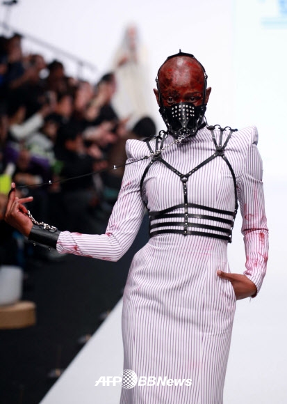 26일(현지시간) 중국 베이징에서 열린 차이나 패션 위크에서 디자이너 호사광(Hu Sheguang) 작품을 모델이 선보이고 있다. ⓒ AFPBBNews=News1