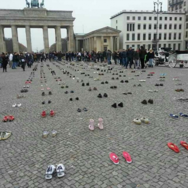 독일 베를린 브란덴부르크문 앞 광장에 놓인 304켤레의 신발/페이스북