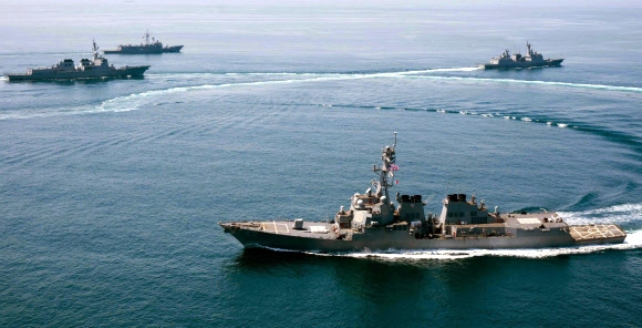 중국이 남중국해에 만든 인공섬의 12해리 이내에 27일 진입한 미국 해군 구축함 래슨함(아래)이 지난 5월 제주 앞바다에서 한국, 터키 해군 함정과 3국 연합 해상 기동훈련을 하고 있다.  제주 EPA 연합뉴스