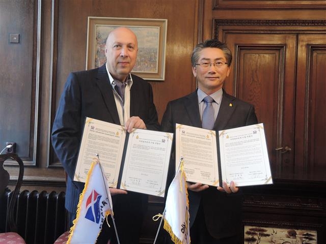 지난 5월 체코 프라하 1자치구 청사에서 김영종(오른쪽) 종로구청장이 올드리히 로메츠키 1자치구청장과 자매결연 체결 의향서에 사인한 뒤 기념촬영을 하고 있다.  종로구 제공 