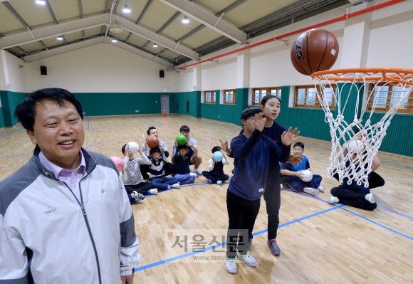 26일 이성(맨 왼쪽) 구로구청장이 두빛나래 문화체육센터에서 발달장애 학생들이 교사들과 농구를 하는 모습을 보며 활짝 웃고 있다. 이날 아이들 촬영은 부모의 동의를 받아 진행했다.  이언탁 기자 utl@seoul.co.kr