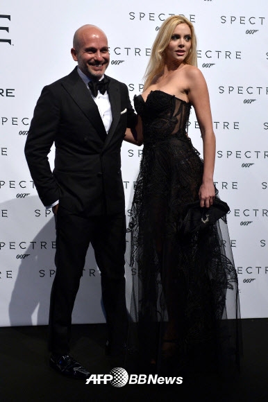 27일(현지시간) 이탈리아 로마에서 열린 영화 ‘007 스펙터’의 시사회에 참석한 미스 그리스 출신이자 가수인 리아 안토니오우(오른쪽)와 이탈리아 사업가 알레산드로 마리아 페라리가 포토월에서 포즈를 취하고 있다. ⓒ AFPBBNews=News1