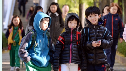 [포토] “춥다 추워”…뚝 떨어진 기온에 꽁꽁 싸맨 어린이들