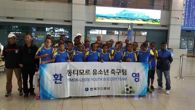 한국가스공사가 후원하는 동티모르 유소년 축구팀이 지난 8월 인천공항에 입국해 기념 촬영을 하고 있다. 한국가스공사 제공