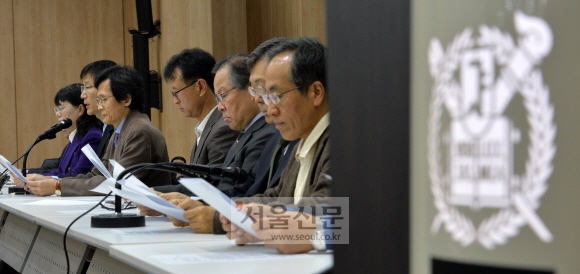 서울대 교수들이 28일 교내 삼익홀에서 현직 교수와 명예교수 등 382명이 참여한 한국사 교과서 국정화 반대 성명서를 발표하고 있다. 손형준 기자 boltagoo@seoul.co.kr