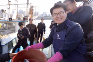 자연산 생선 ‘펄떡펄떡’ 상인들 어깨 ‘들썩들썩’