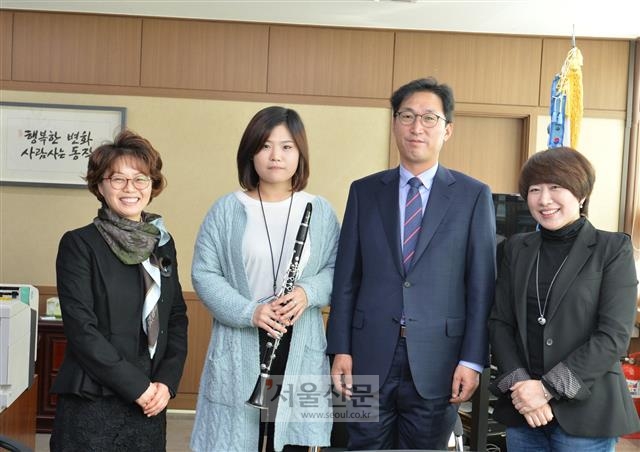 왼쪽부터 클라리넷을 기증한 김용아 건축사, 김혜주양, 이창우 동작구청장, 정연주 라인앙상블 강사.