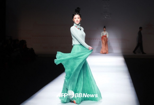 28일(현지시간) 베이징 차이나 패션 위크에서 디자이너 주인(Chu Yan)의 Chuhetingxiang Chu Yan 콜렉션 작품을 모델이 선보이고 있다.<br>ⓒ AFPBBNews=News1