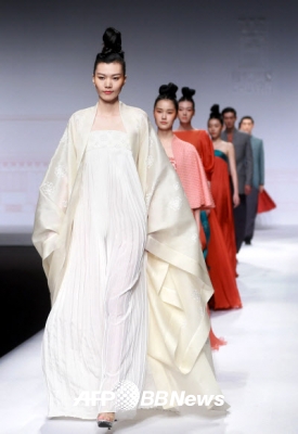 28일(현지시간) 베이징 차이나 패션 위크에서 디자이너 주인(Chu Yan)의 Chuhetingxiang Chu Yan 콜렉션 작품을 모델이 선보이고 있다.<br>ⓒ AFPBBNews=News1