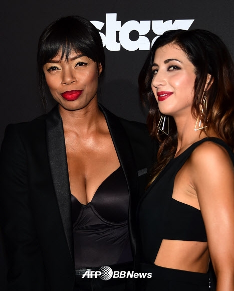 여배우 질 마리 존스(왼쪽)와 데이나 데로렌조가 28일(현지시간) 캘리포니아주 할리우드에서 ‘애쉬 vs 이블 데드 (Ash vs Evil Dead)’ 로스앤젤레스 시사회에 도착해 포즈를 취하고 있다. ⓒ AFPBBNews=News1