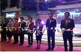 27일 서울 송파구 잠실실내체육관에서 열린  ‘제1회 서울시장배 미용예술경연대회’ 개막식에 참석한 이순자 서울시의회 보건복지위원장(오른쪽 네번째)이 테이프 컷팅을 하고 있다.  사진 서울시의회 제공.