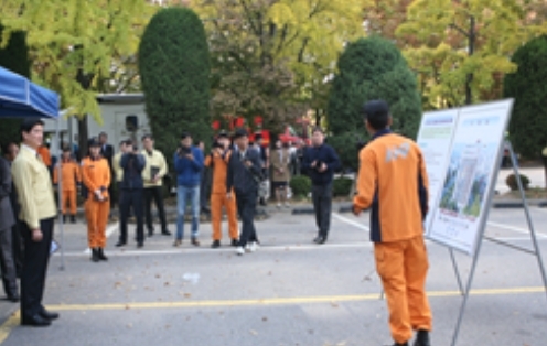 이해식(왼쪽) 강동구청장이 지난 28일 오후 성내동에서 ‘2015 재난대비 긴급구조 종합훈련’에 참여해 종합훈련 개요를 보고받고 있다.